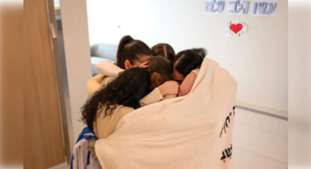  Hamas frees eight hostages; Israel delays to reciprocate with release of prisoners