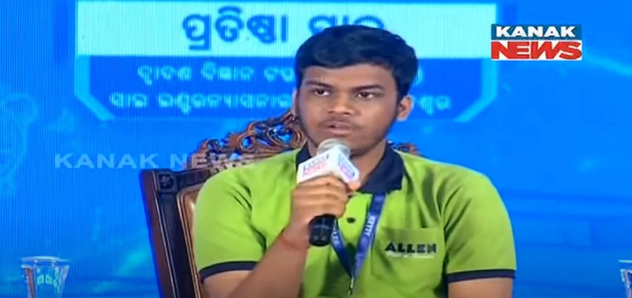  Bhubaneswar DAV School student Nabaneet Priyadarshi becomes Odisha topper in JEE-Main 2025 with 99.98 percentile
