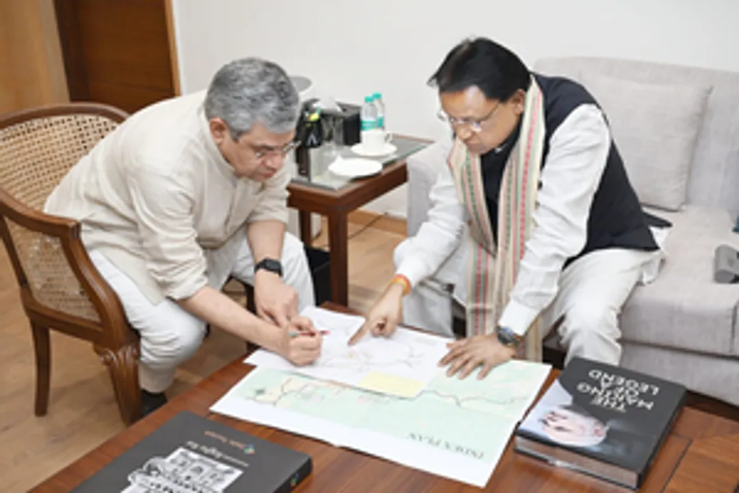  Odisha CM holds discussions with Ashwini Vaishnaw on development of railway infra