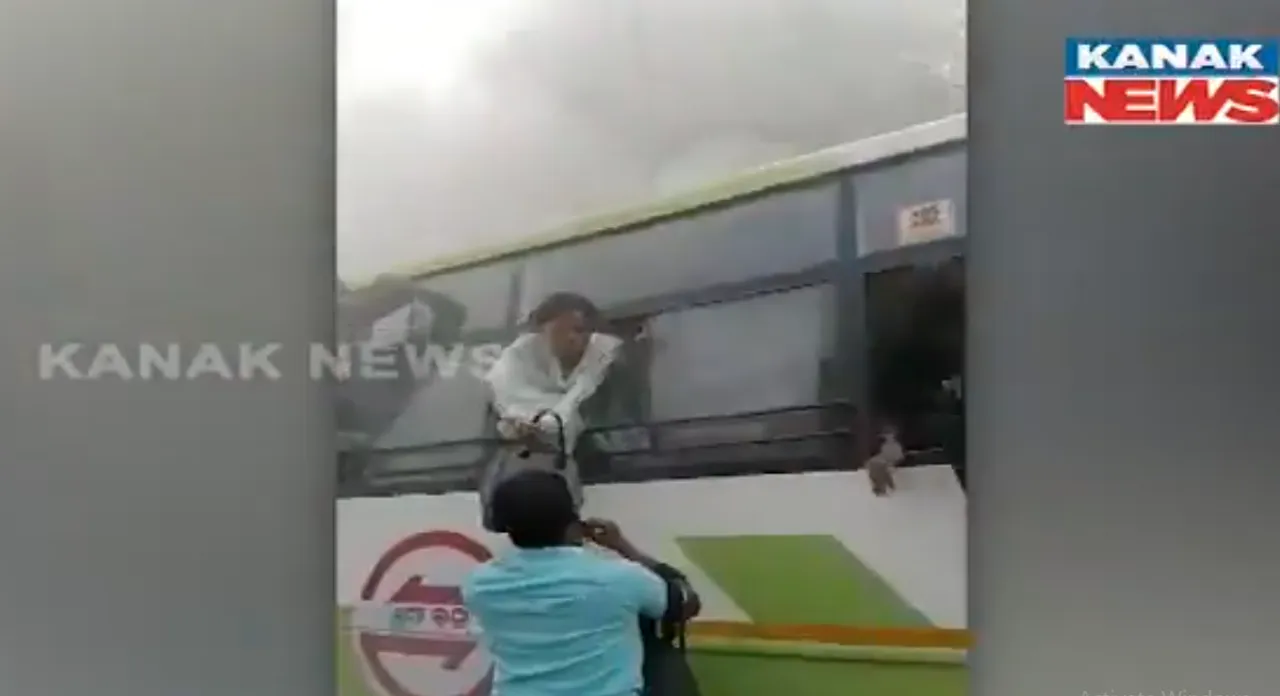  Smoke in Mo Bus causes panic among passengers; many jump out through windows