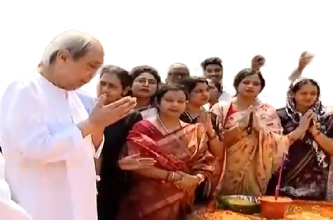  Naveen Patnaik pays tribute to father late Biju Patnaik on death anniversary