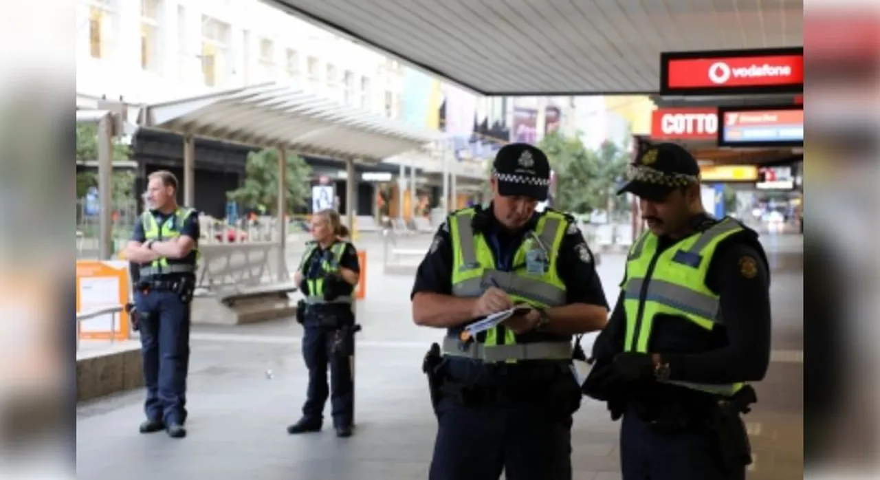  Two teenagers charged over Melbourne shopping centre knife fight