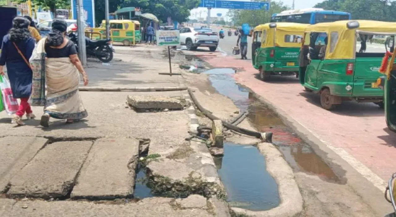  Stinking drain water on AG Square-Rajmahal Chhak stretch of Bhubaneswar as locals cry for action