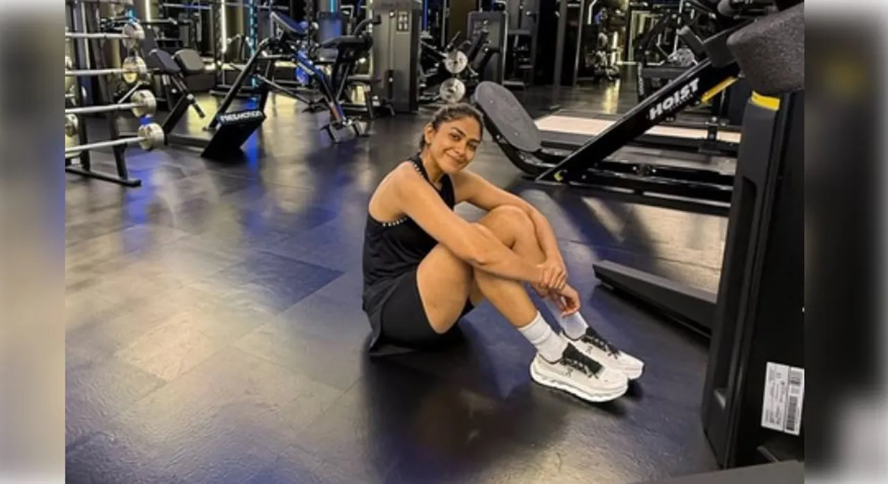  Guess who Mrunal Thakur misses during her gym session?