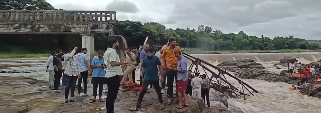  Two drowned as bridge collapses in Pune, rescue operations on