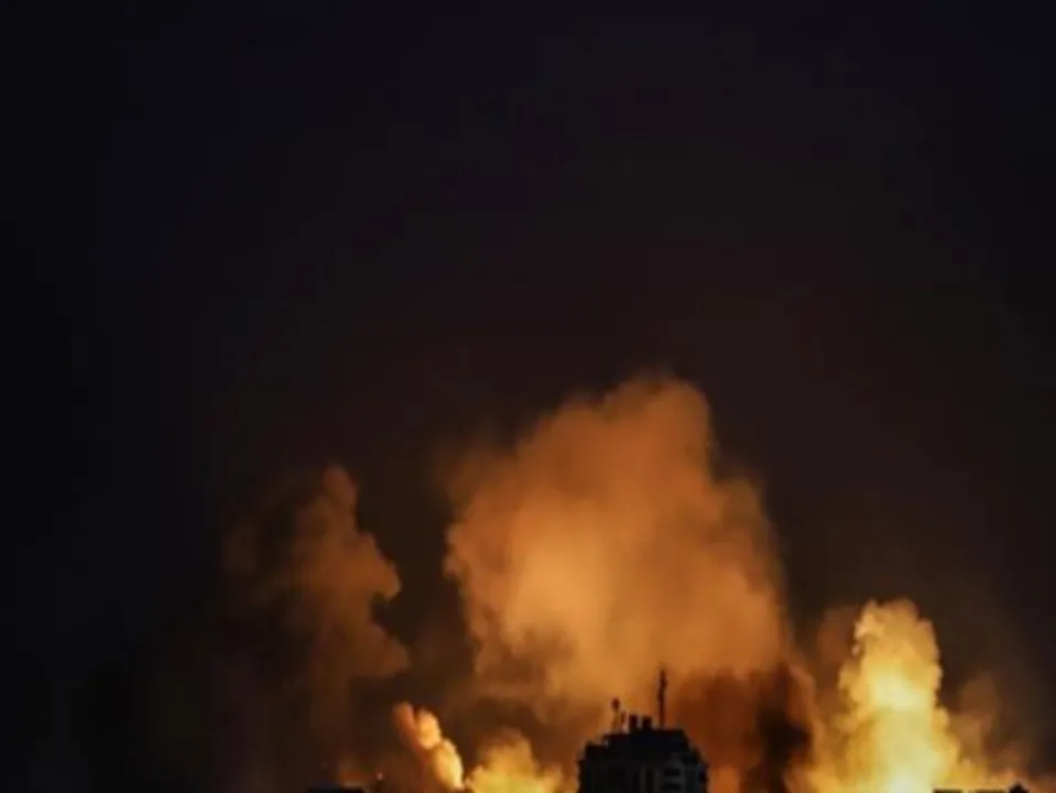  Israel launches airstrikes on Yemen's Red Sea ports