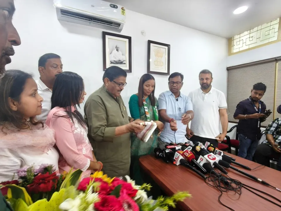  Former Odisha CM Hemananda Biswal’s daughter Sunita Biswal joins Congress