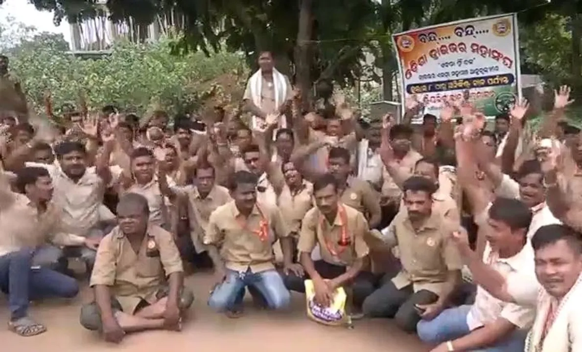  Bhubaneswar: Agitating drivers allow movement of Congress rally vehicles amid statewide strike