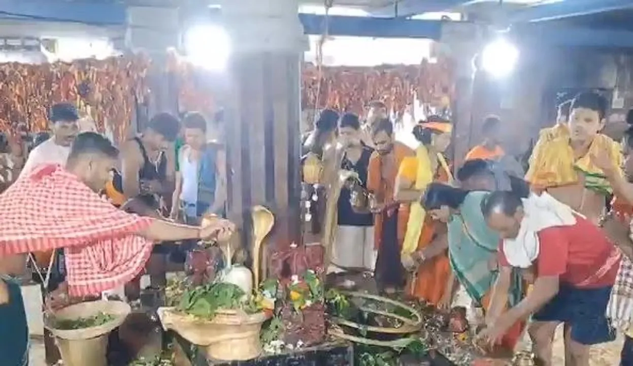  First Monday of Shraavana: Bol Bam devotees congregate at Lord Shiva temples across Odisha