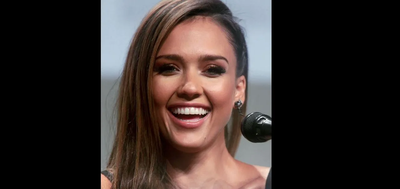  Jessica Alba savours taste of India with golgappas in London