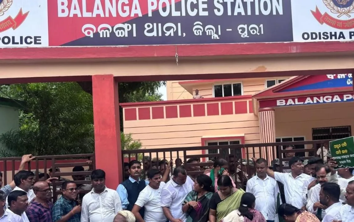  Puri girl set on fire: BJD workers try to barge into Balanga police station