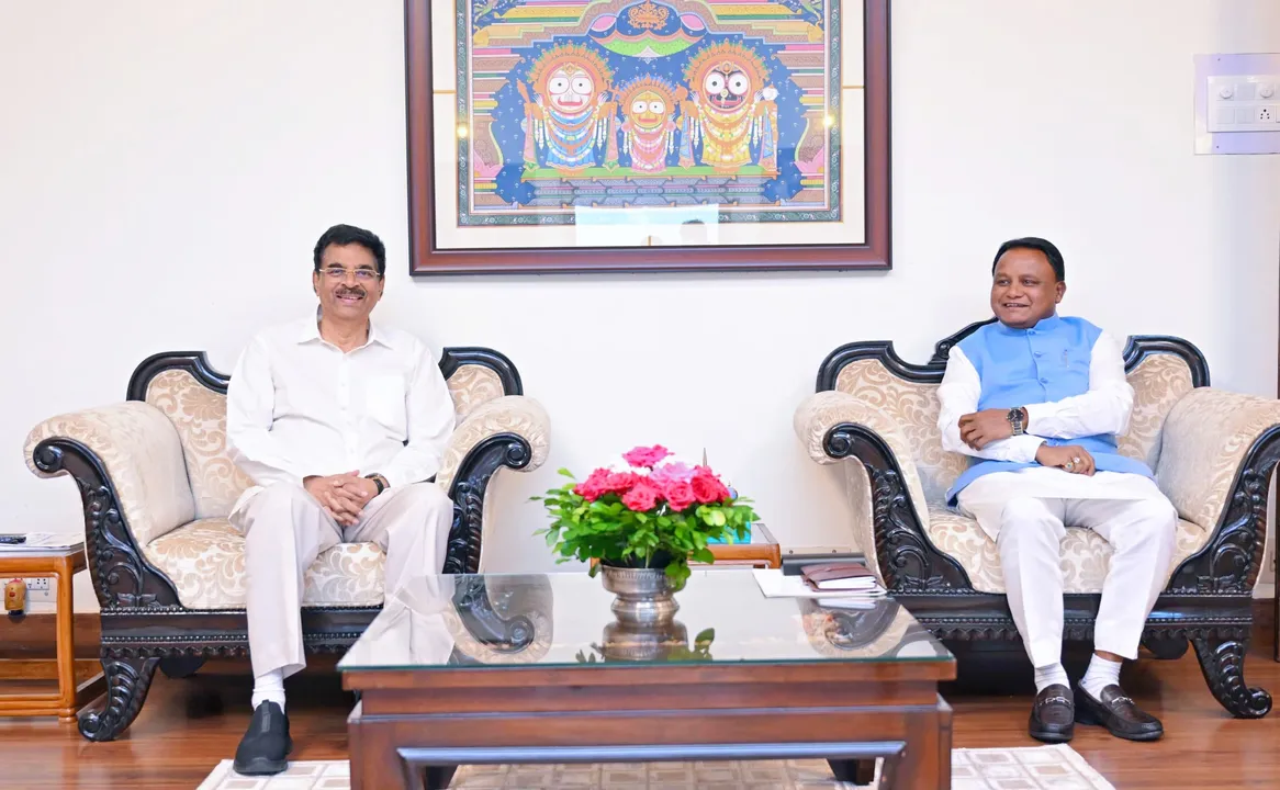  Odisha CM meets Governor at Raj Bhawan; Speculation rife on Cabinet expansion