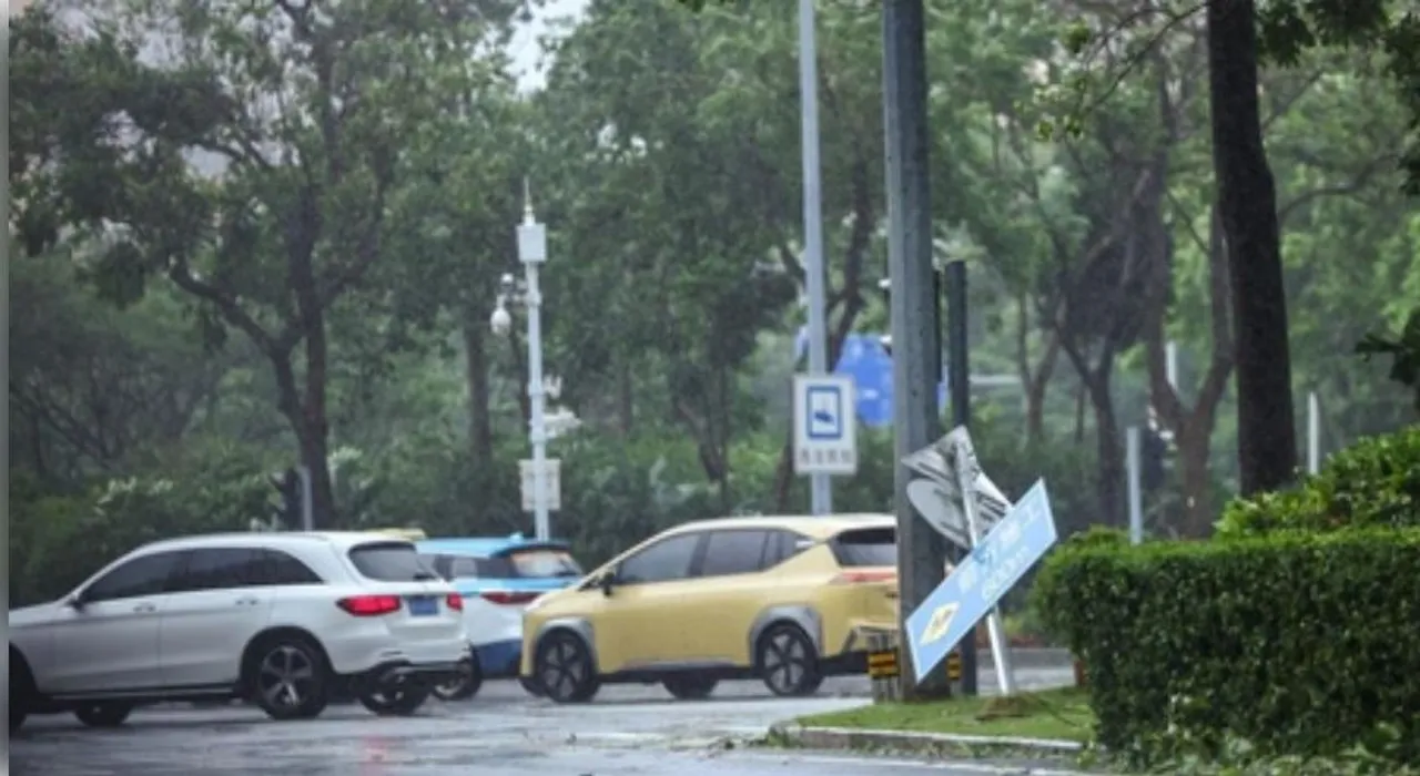 Typhoon Wipha triggers heavy rains, power outages after making landfall in Vietnam
