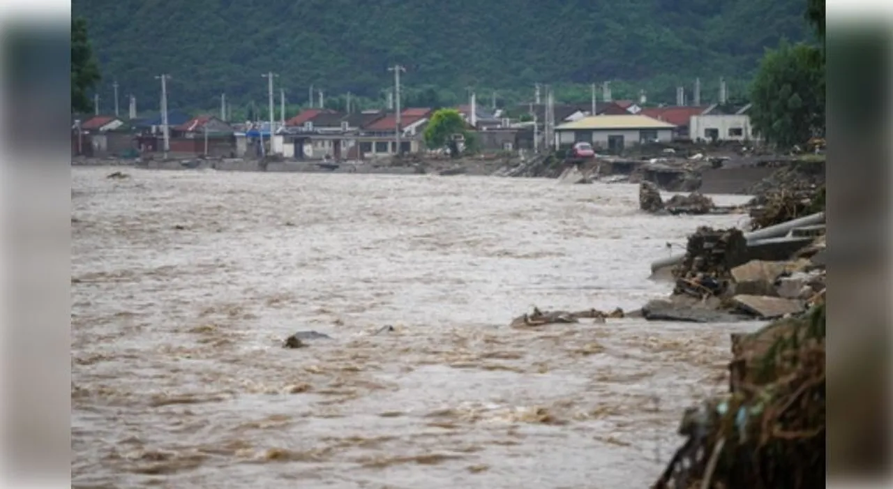  Beijing rainstorms kill 30, cause widespread destruction