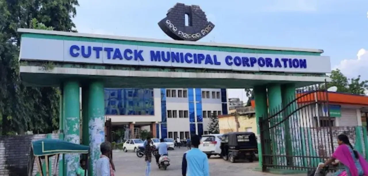  Cuttack: CMC Commissioner acts tough on latecomers, issues show-cause notices to employees
