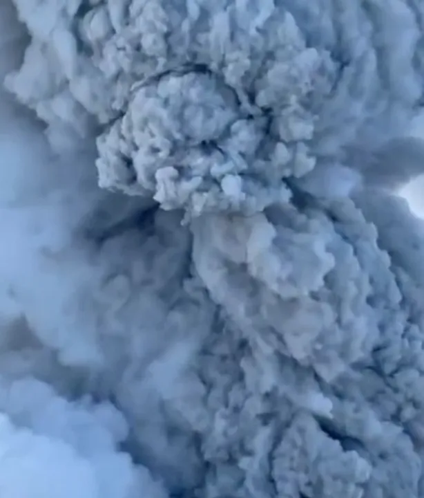  Volcanic eruption prompts highest aviation alert in Russia's Far East
