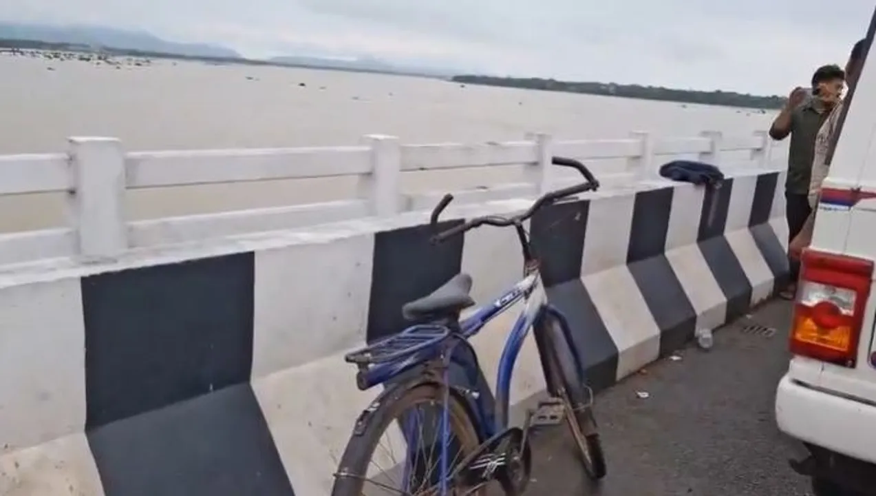  Class IX girl goes missing after jumping into Mahanadi River in Sambalpur, rescued