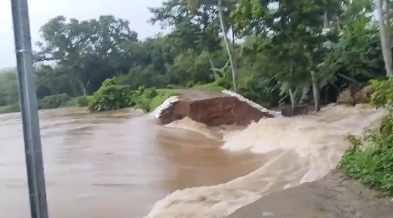  Baitarani, Subarnarekha in spate as floodwaters engulf many villages in Odisha
