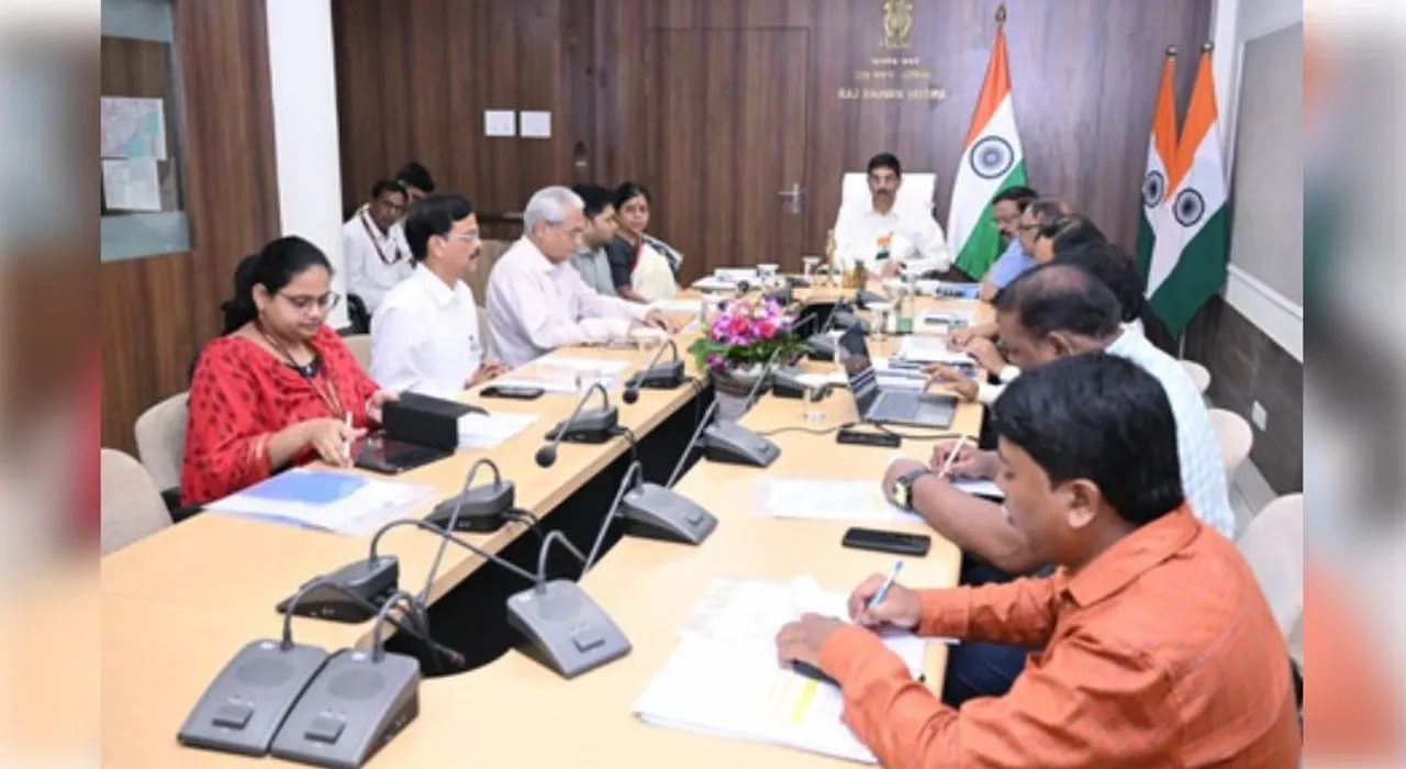  Odisha Governor reviews flood situation, Government preparedness