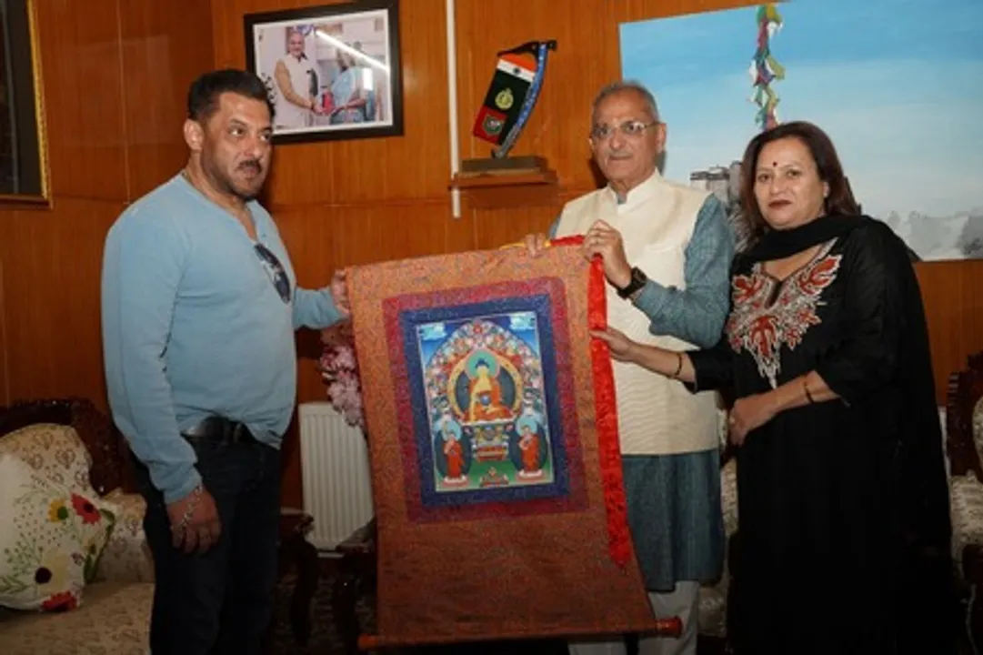  Salman Khan visits Ladakh Lieutenant Governor Kavinder Gupta while filming 'Battle of Galwan'