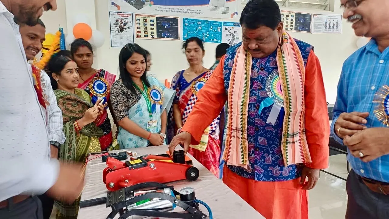  Odisha: Union Minister Jual Oram inaugurates Skill Lab at Eklavya Model School in Jharsuguda