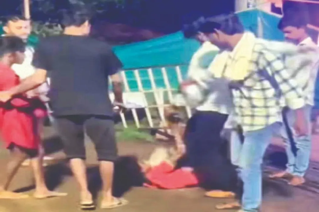  Odisha: Girl gheraoed and beaten by youths in front of railway station in Balasore, video viral