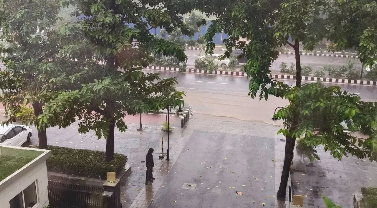  Bhubaneswar Reels Under Heavy Rain, Traffic Comes to a Halt