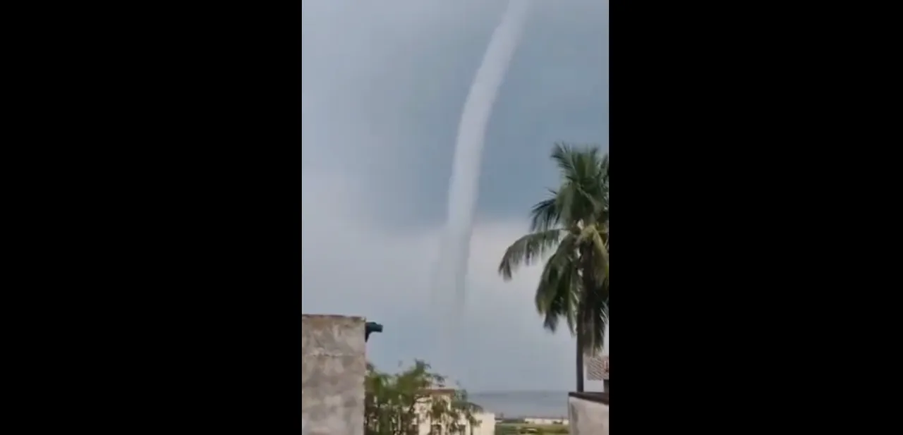  Odisha: Massive waterspout over Chilika lake causes panic among tourists, fishermen