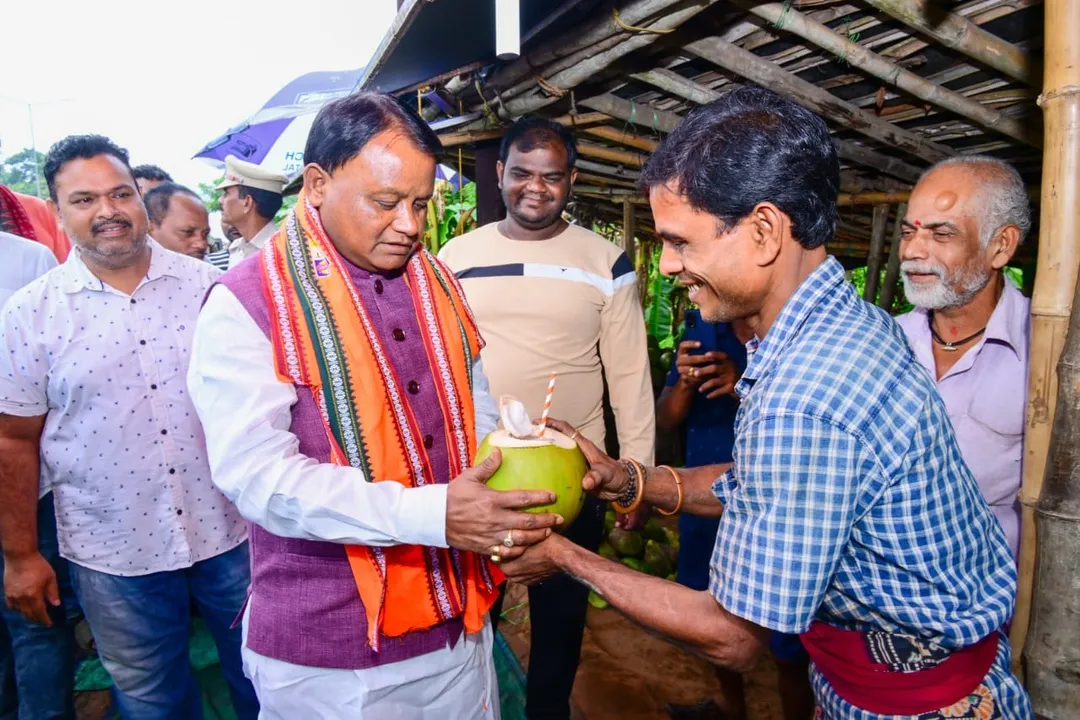  CM Mohan Majhi Relishes Tender Coconut During Visit to Puri, Interacts with Vendor [Watch Video]