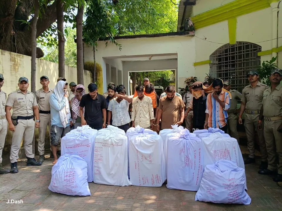  Five Held in Sambalpur for Illegal Transport of Cough Syrup; 5,100 Bottles Seized