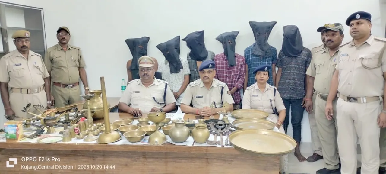  The arrested persons and the stolen items of Pankapal Durga Mandap.  
