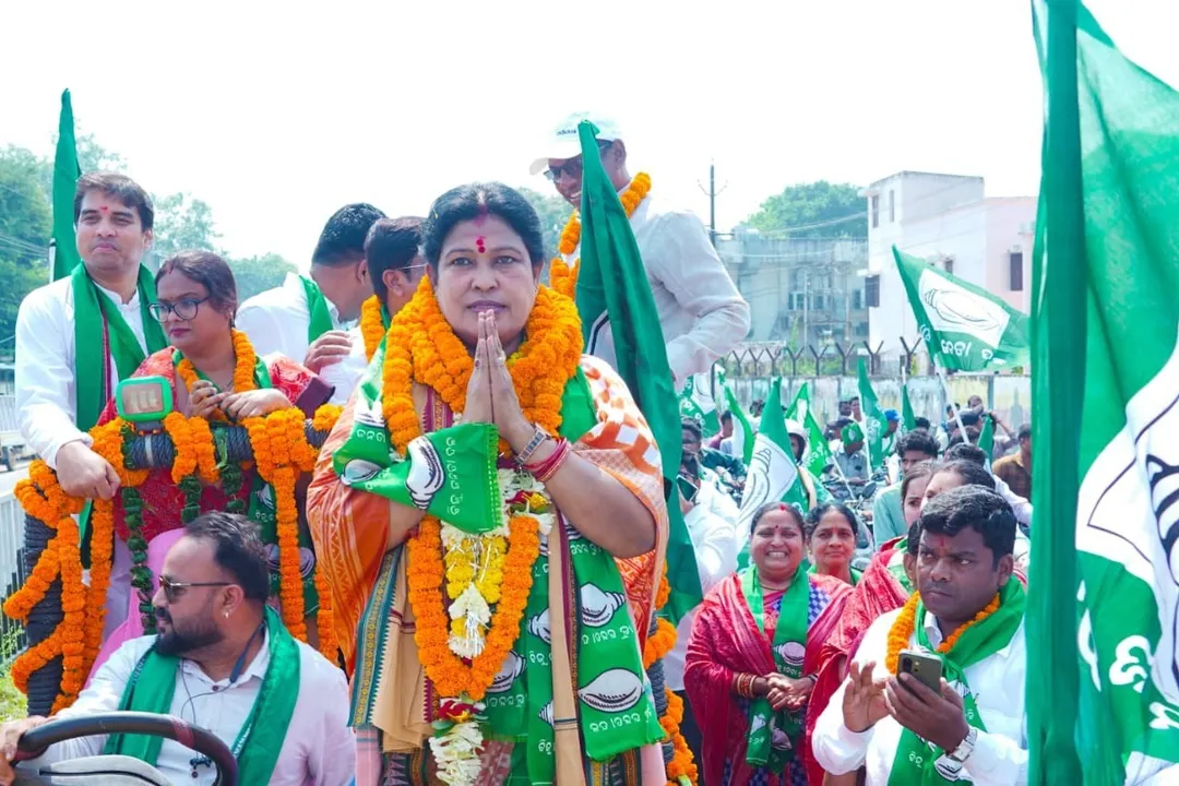 Snehangini Chhuria in poll campaigning 
