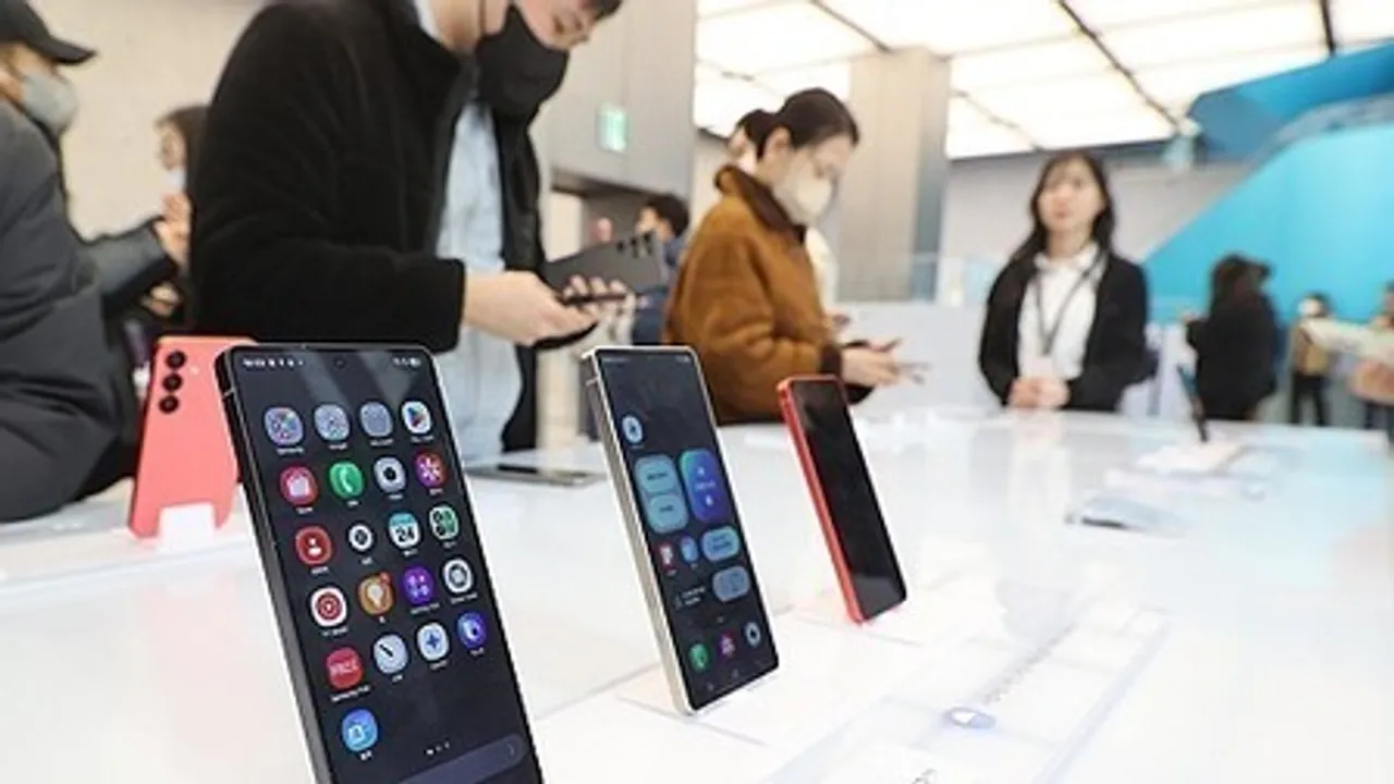  Samsung phones at a store 