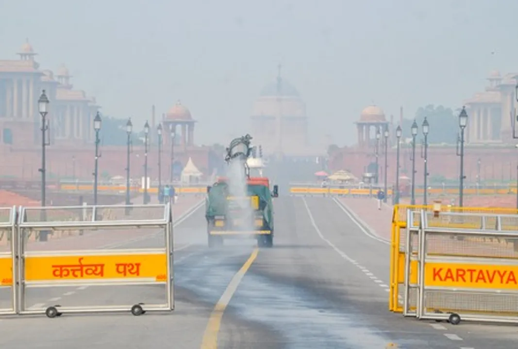  Air quality index in New Delhi falls  