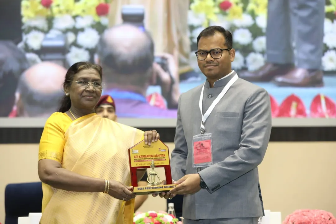  Mayurbhanj Collector Hemakanta Say receives Best Performing District Award from President Droupadi Murmu at Vigyan Bhawan, New Delhi Photograph: (Hemakanta Say/Facebook) 