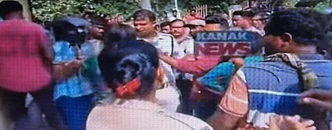  Villagers clash with Forest personnel Photograph: (Kanak news) 