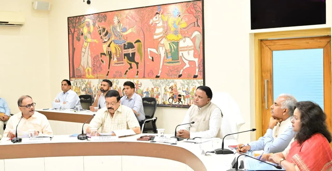  Odisha CMohan Charan Majhi holding a review meeting at Lok Seva Bhavan to assess the state’s preparedness for Cyclone Montha 