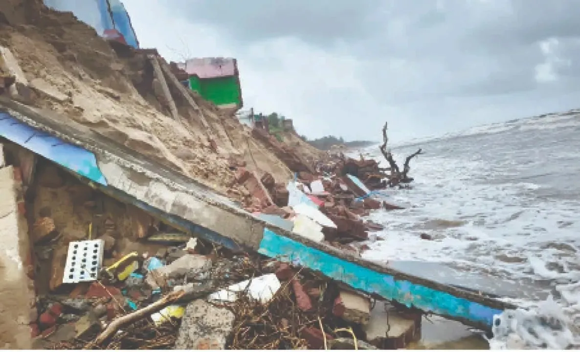  Cyclone 'Montha' Batters Odisha's Ganjam, Tidal Waves Breach Coastline in Podampeta