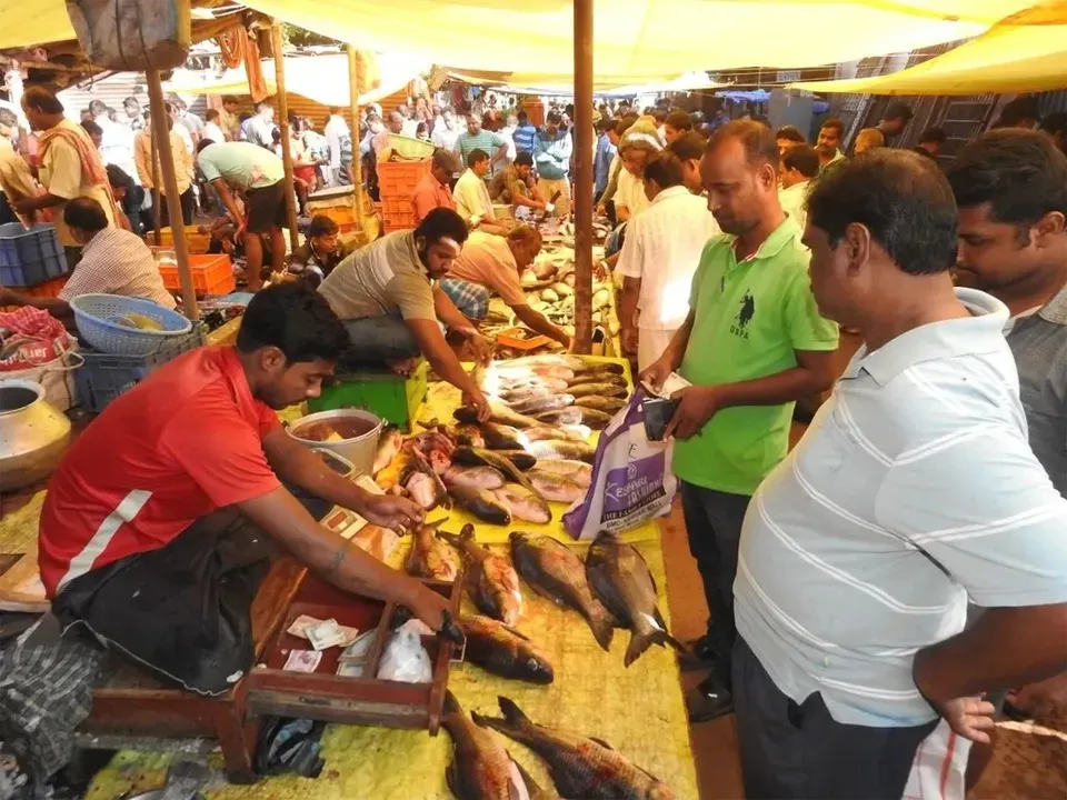  Rush at a fish market in Odisha due to Chhadakhai (Photo: Sambad) 