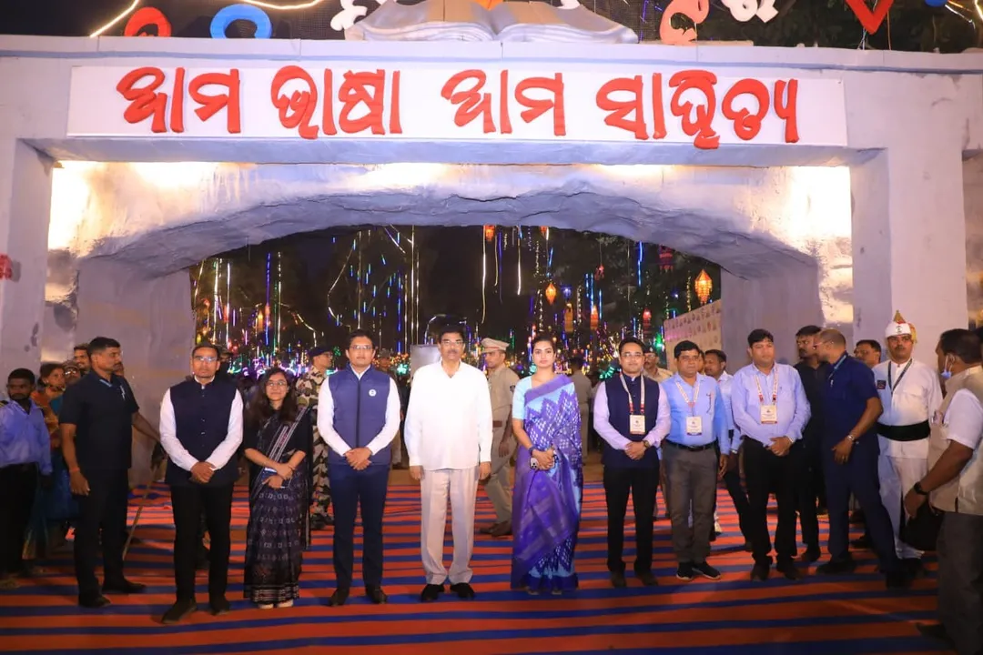  Odisha Governor and other dignitaries at Cuttack Bali Yatra on Wednesday. 