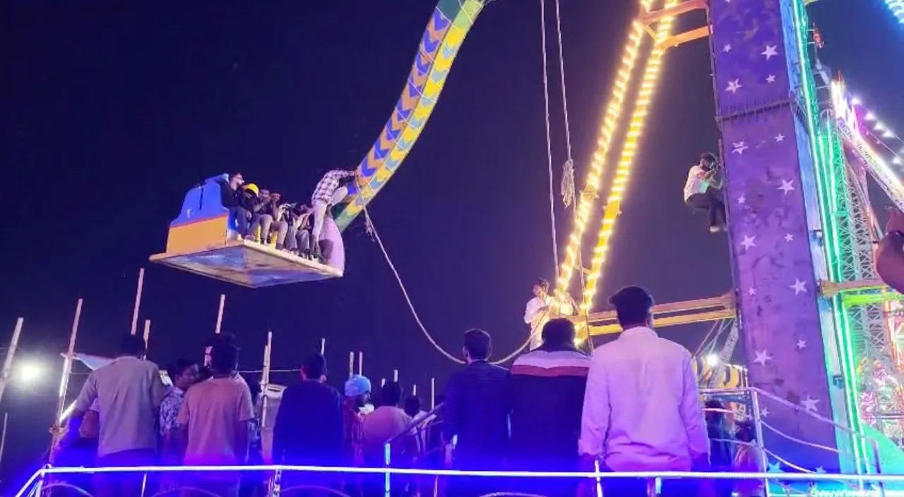  People stuck on joyride at Cuttack Bali Yatra (Photo: Sambad) 