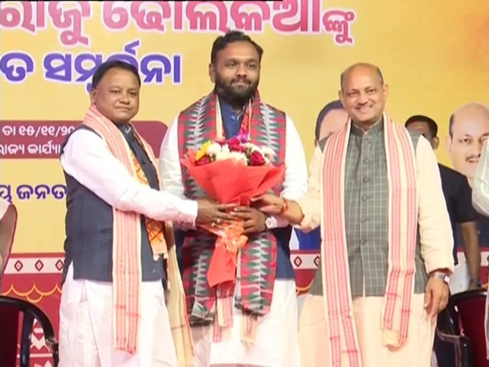  Odisha CM Mohan Charan Majhi and BJP president Manmohan Samal felicitating Jay Dholakia after party's landslide victory in Nuapada bypoll Photograph: (Sambad) 