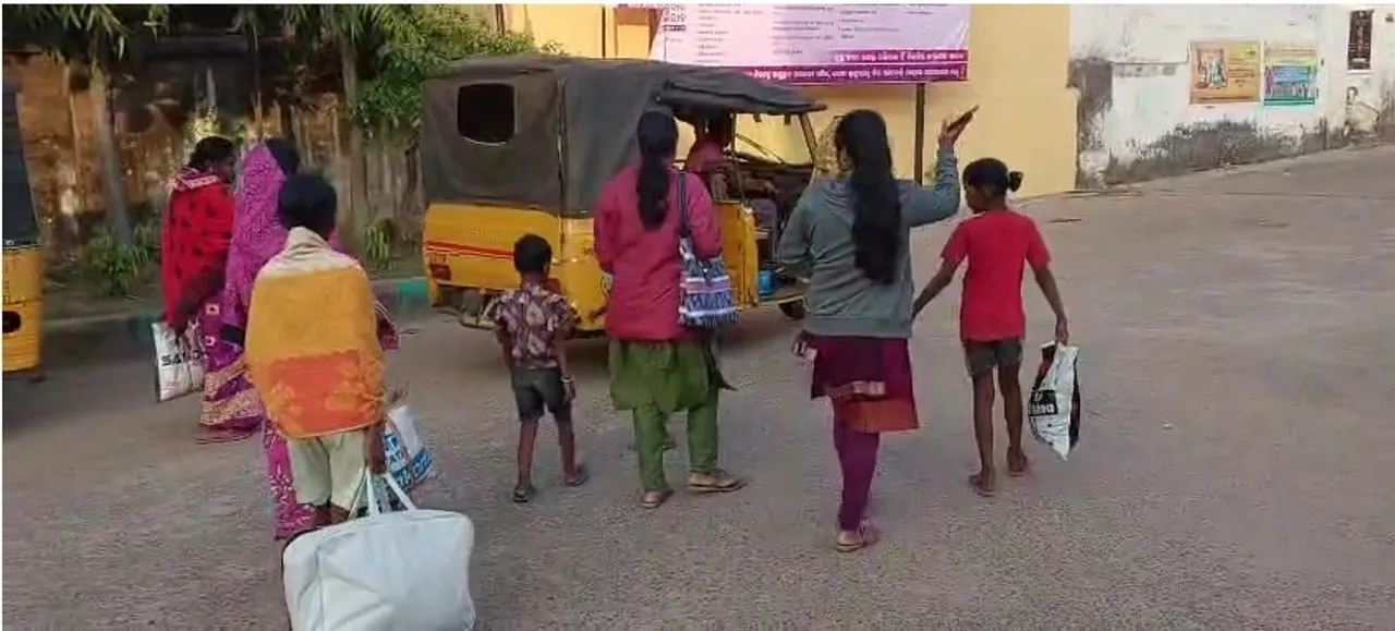  A mother along with five daughters moving to rehabilitation home after being thrown out of house by husband in Dhenkanal district Photograph: (Sambad) 