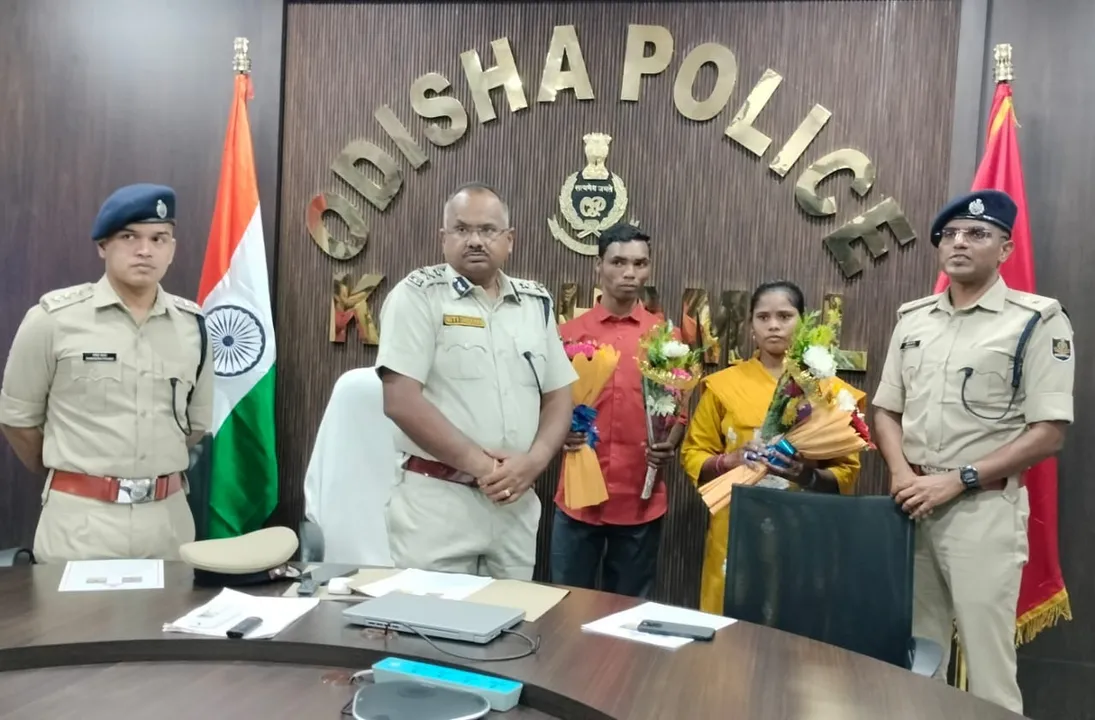  The Maoist couple with senior officials of Odisha Police. 