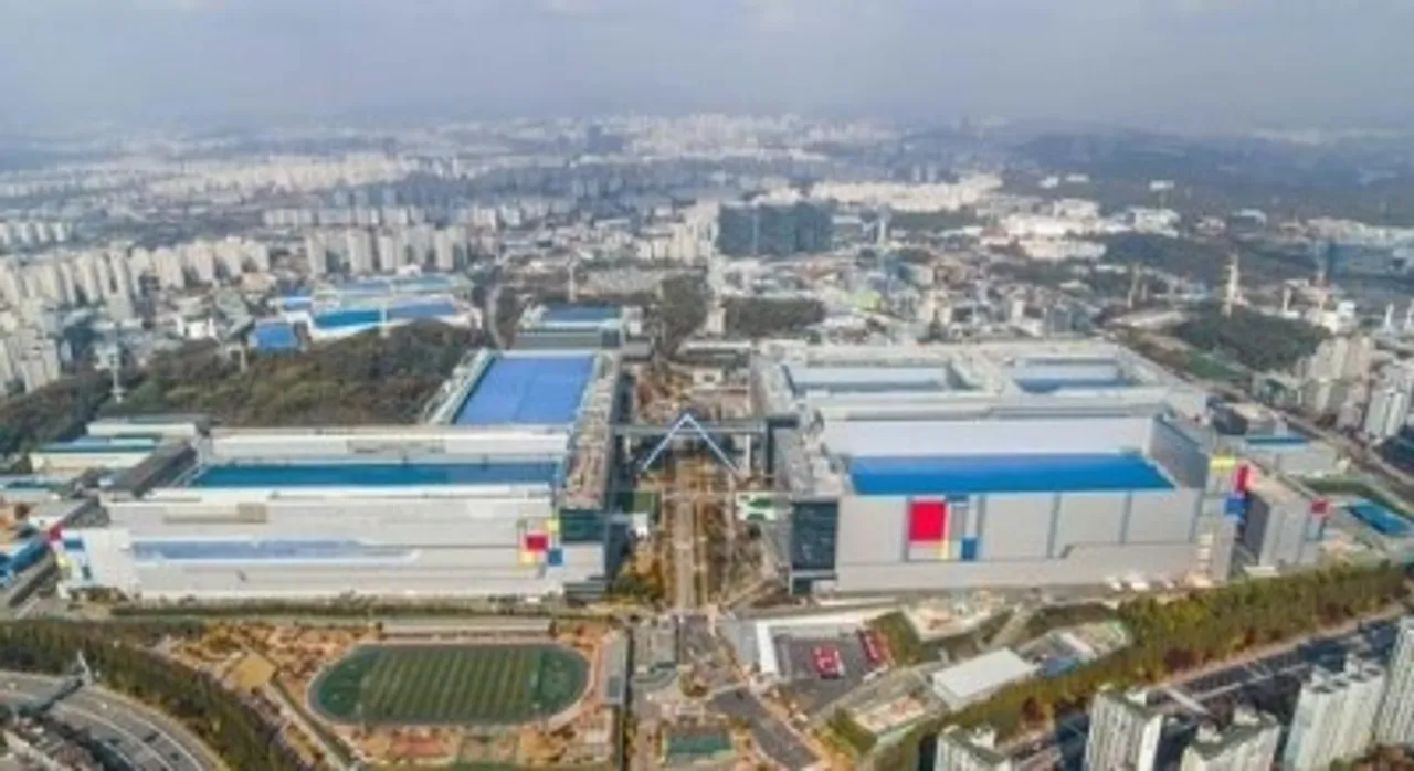  Samsung SDS Co., the ICT unit of Samsung, will build a large-scale AI data center in South Jeolla Province in the country's southwest. 