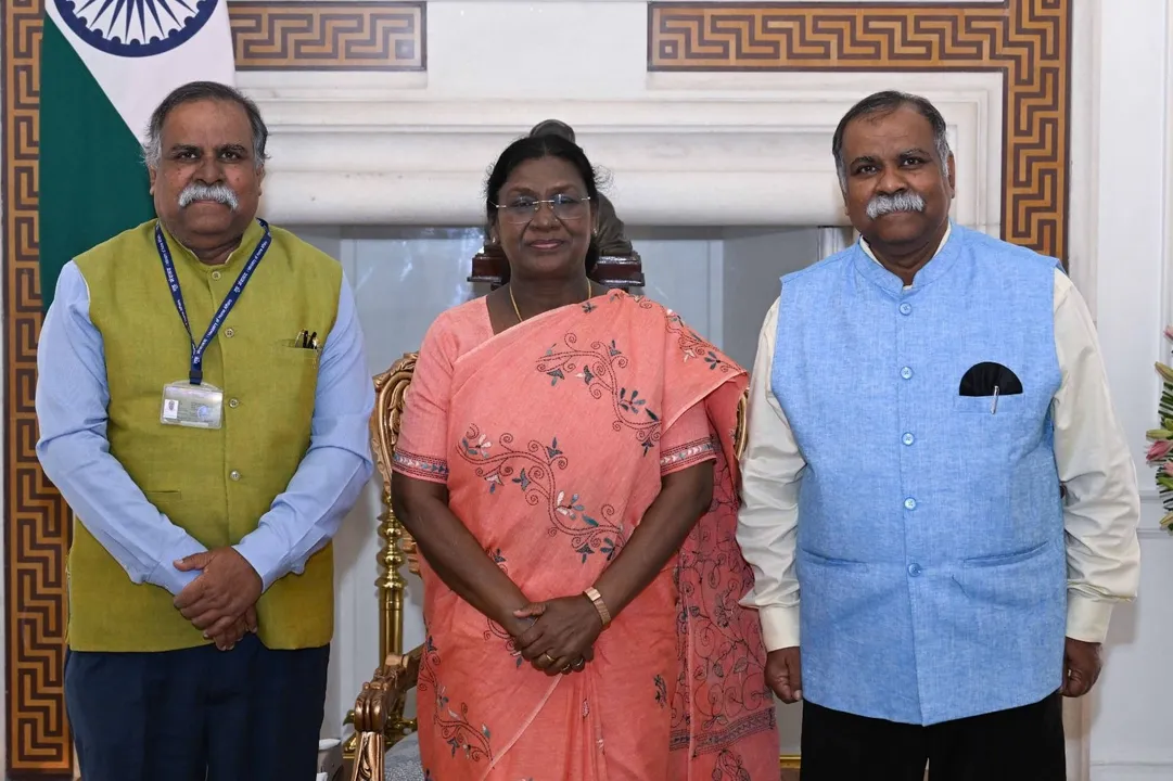  Prof. Kishor Basa and Ashok Basa meet President Droupadi Murmu in New Delhi 