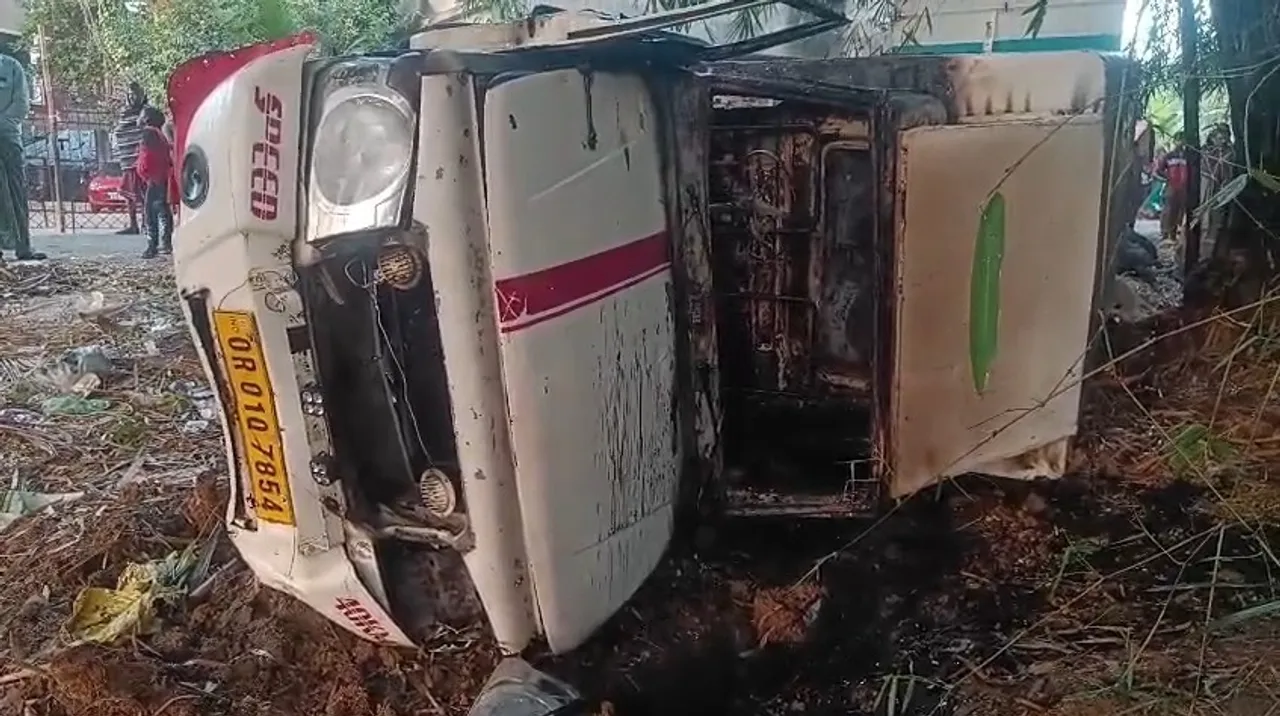  A pickup van illegally transporting cattle overturns near Geltua village in Bhadrak district Photograph: (Sambad) 