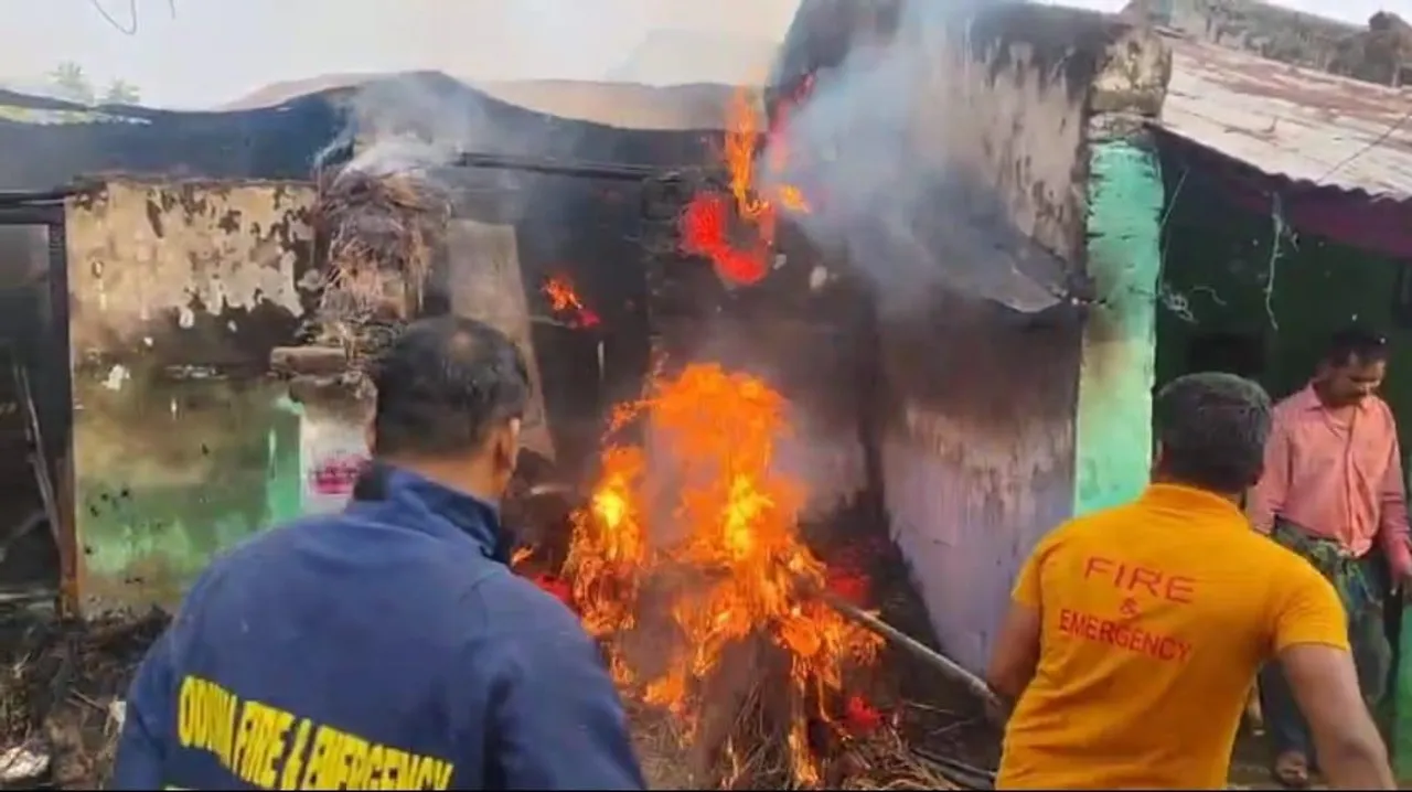  Fire breaks out at a house in Gunupur, Rayagada district. Photograph: (Sambad) 