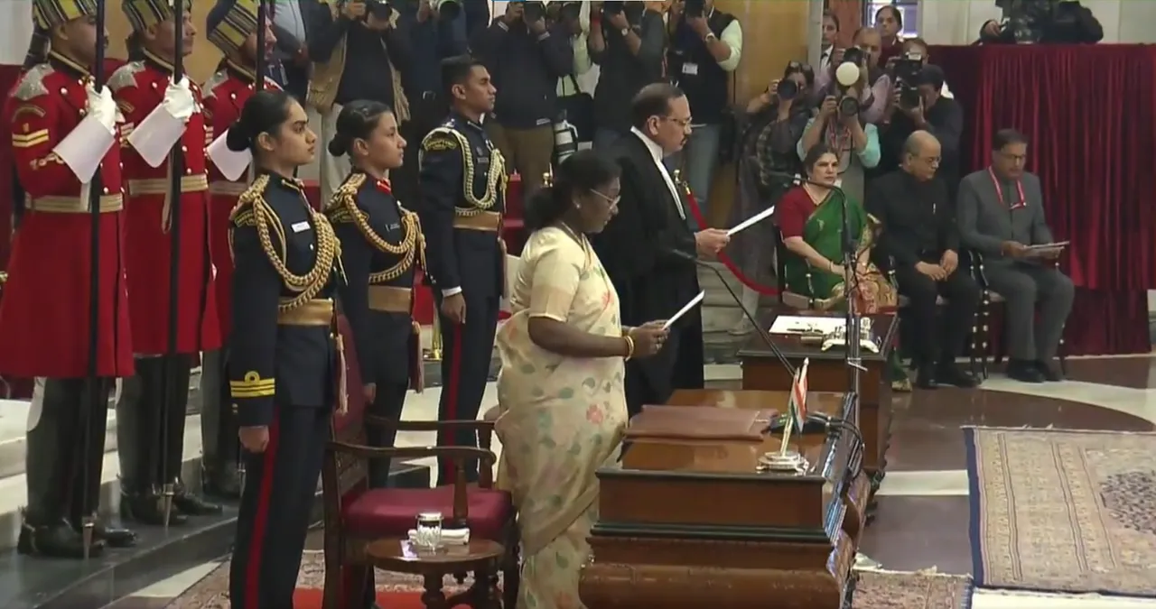  President Droupadi Murmu administers the oath of office to Justice Surya Kant as the 53rd Chief Justice of India (CJI) Photograph: (Screen grab from President of India/X) 