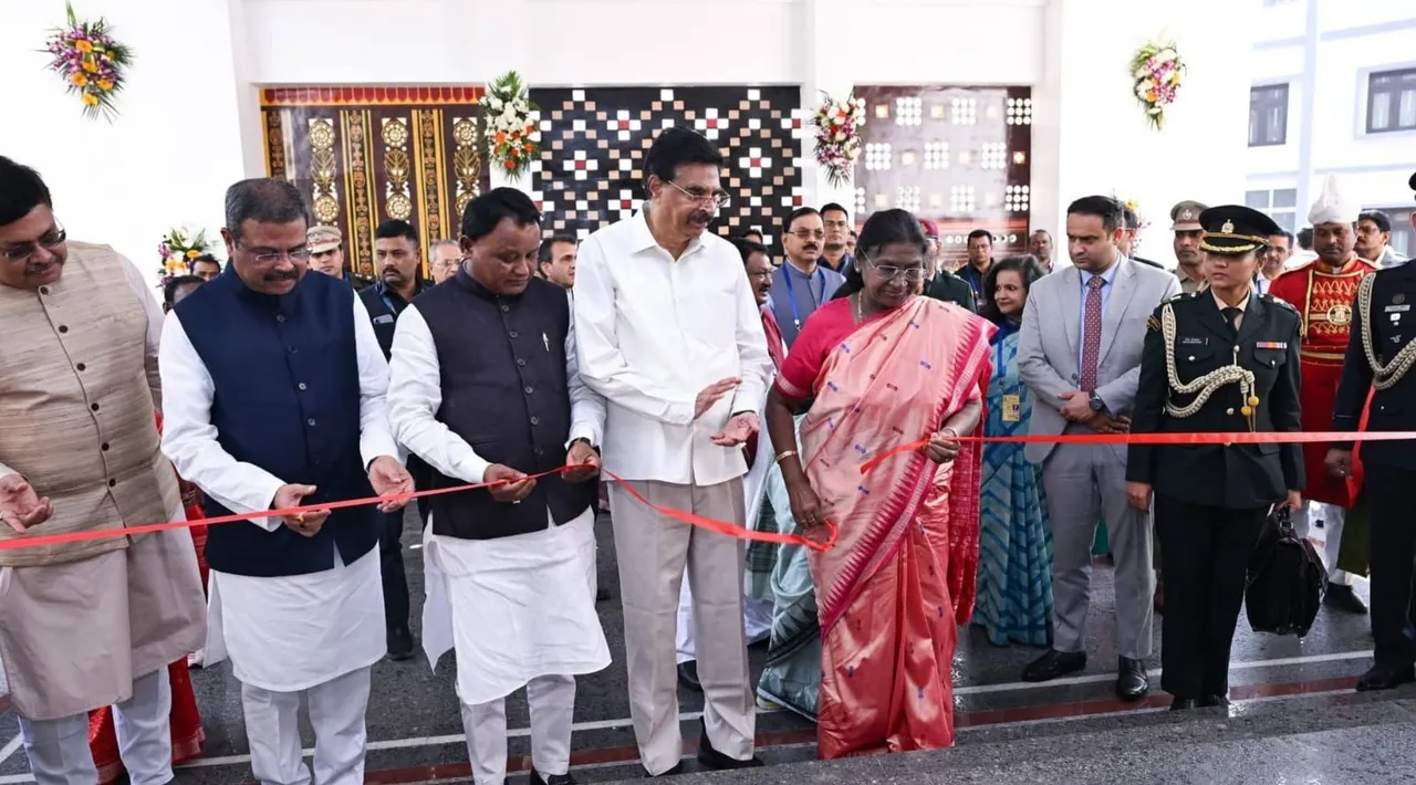  President Droupadi Murmu and other dignitaries at the event in Raj Bhawan.  